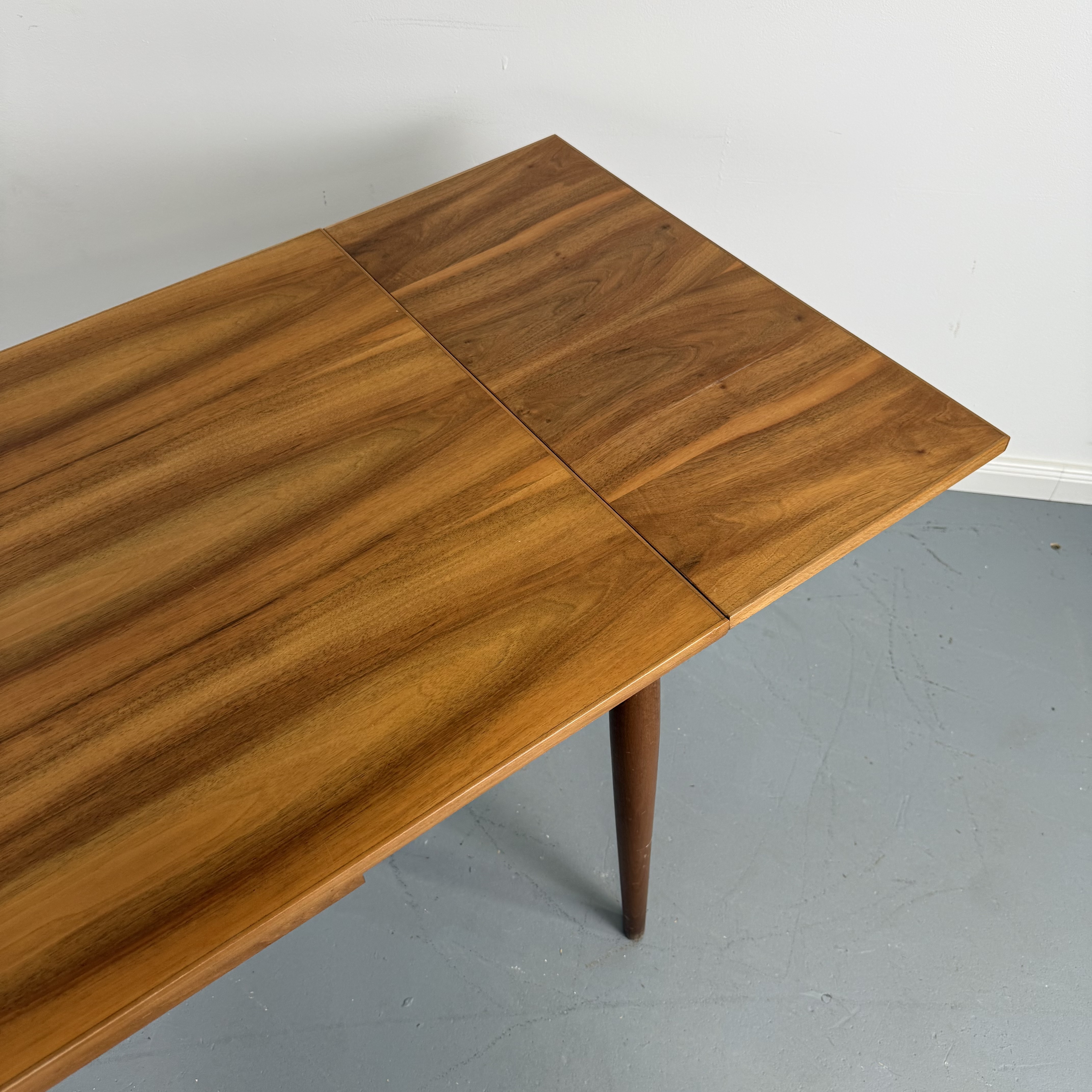 Eleganter 60er Jahre Esstisch aus Nussbaum – ausklappbar auf 185 cm