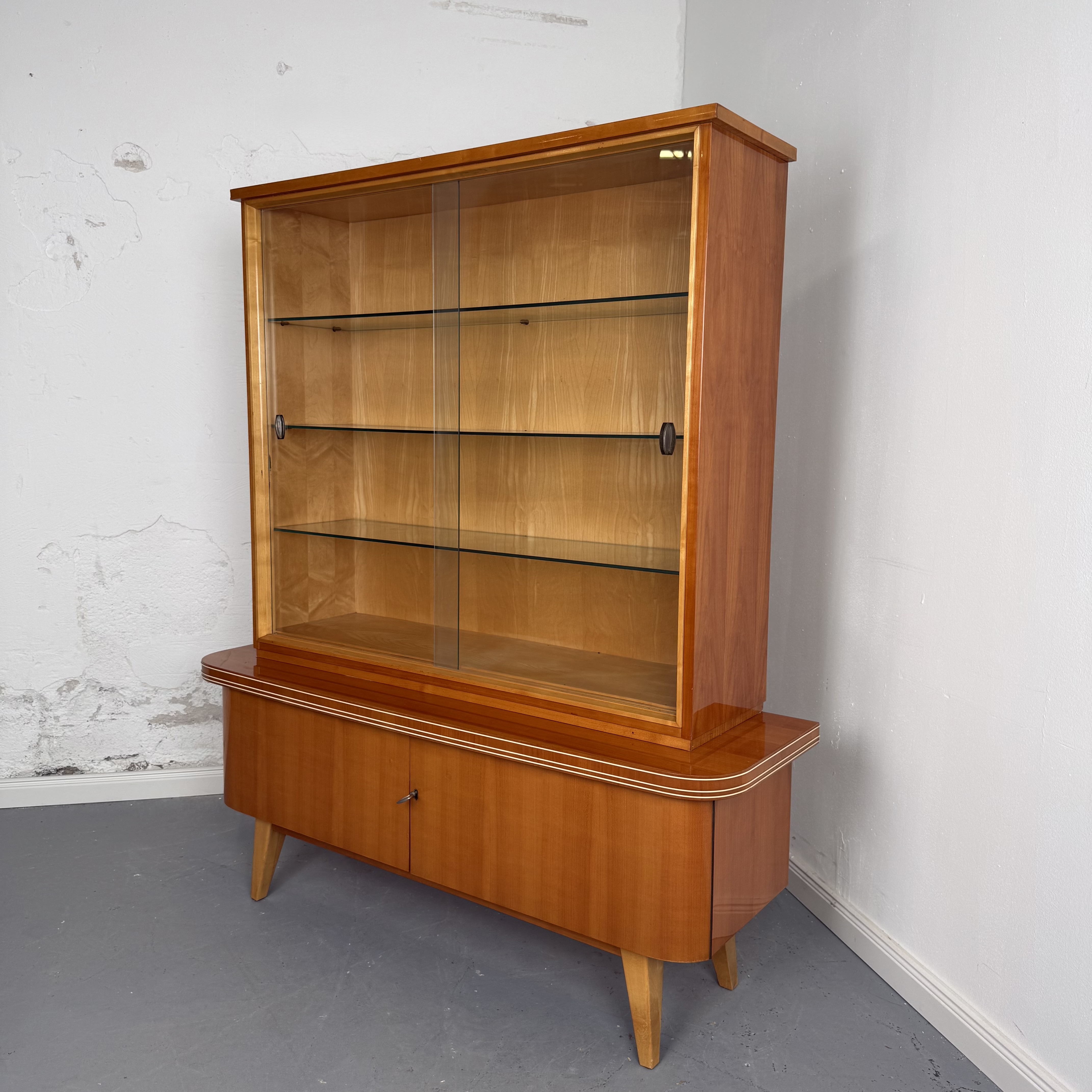 Elegante 50er Jahre Vitrine mit Glastüren und Stauraum Elegante 50er Jahre Vitrine mit Glastüren und Stauraum