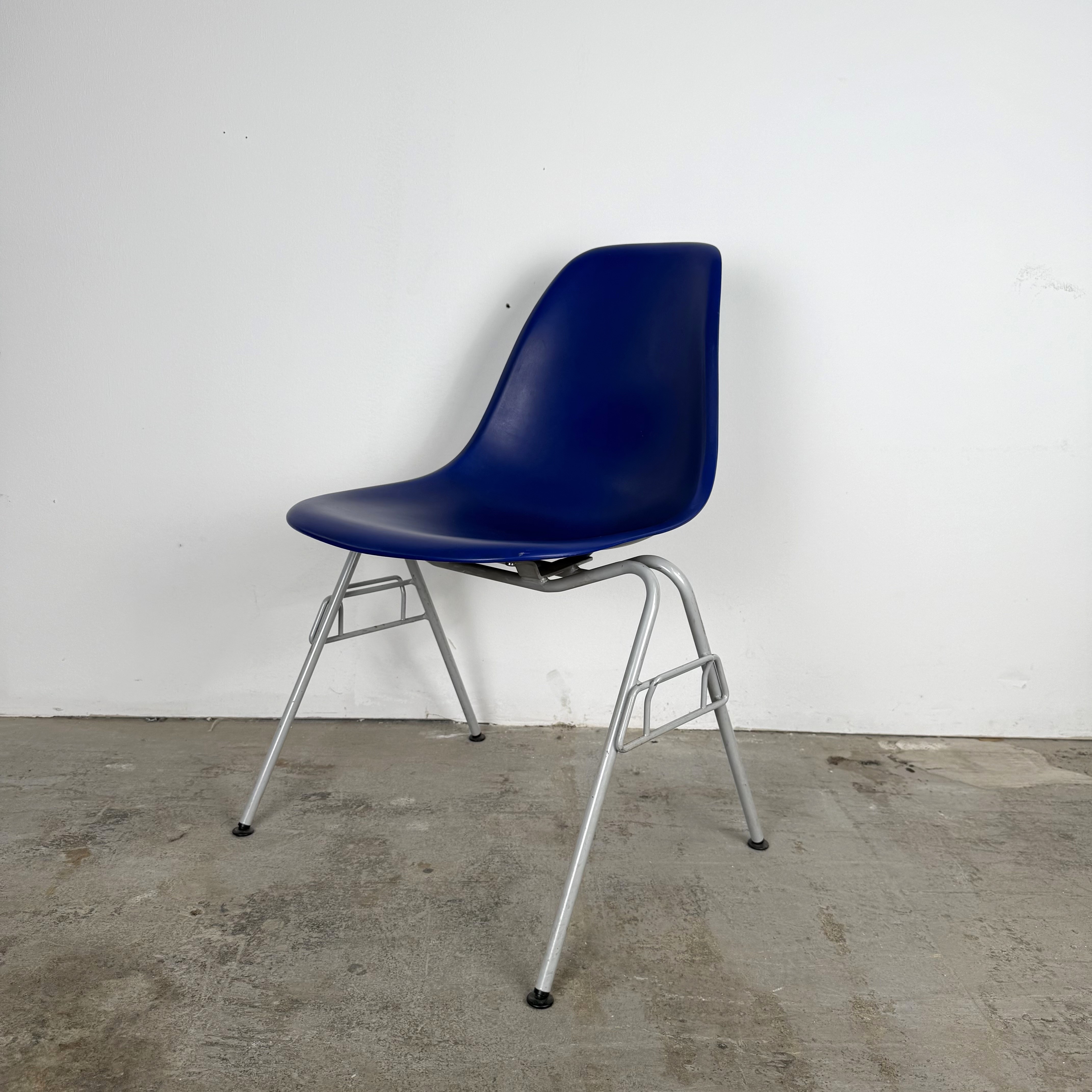 Vitra Außengastrostuhl in Tiefblau – Robust & Stilvoll Vitra Außengastrostuhl in Tiefblau – Robust & Stilvoll