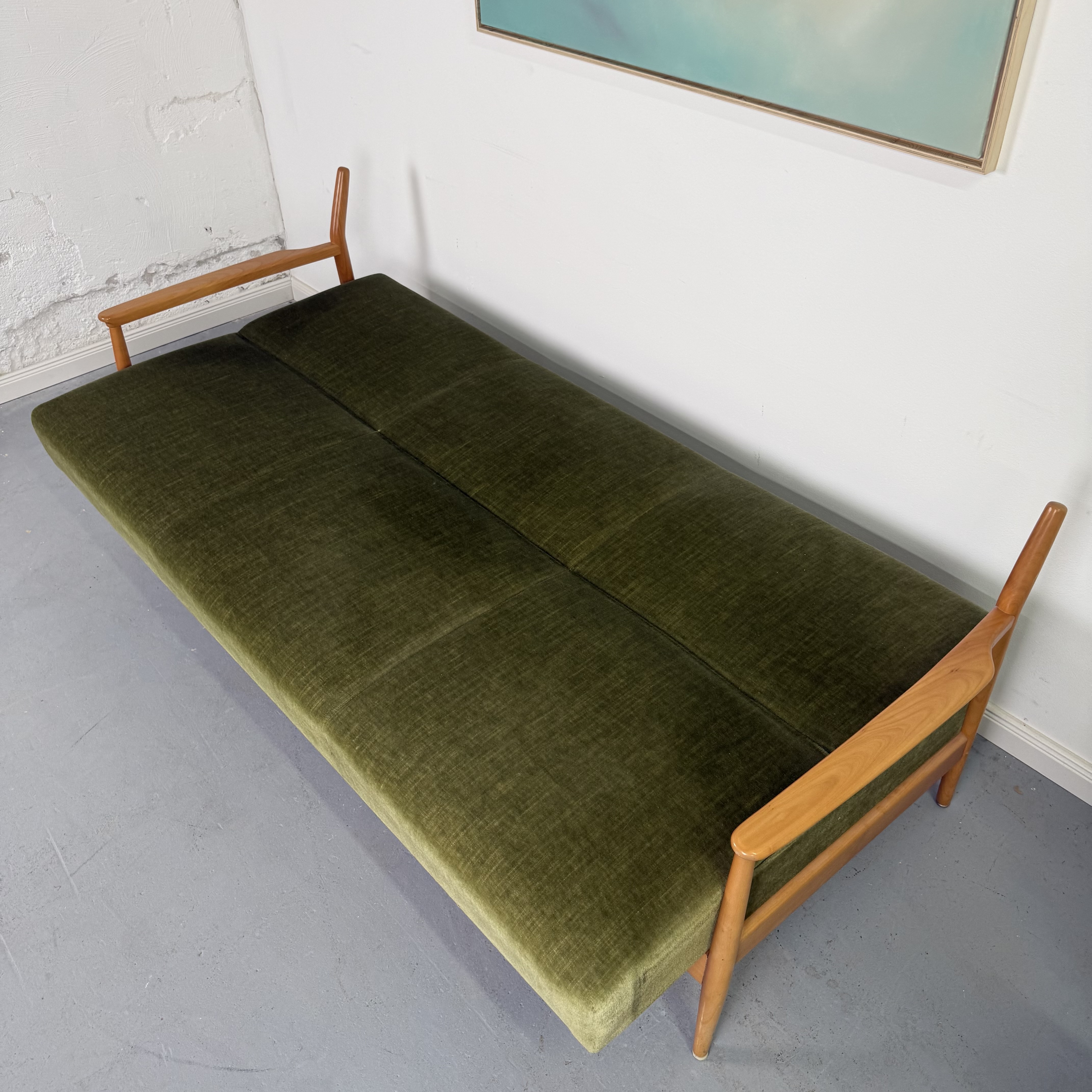 Wunderschöne grüne 60er Jahre Couch mit Aufklappfunktion Wunderschöne grüne 60er Jahre Couch mit Aufklappfunktion