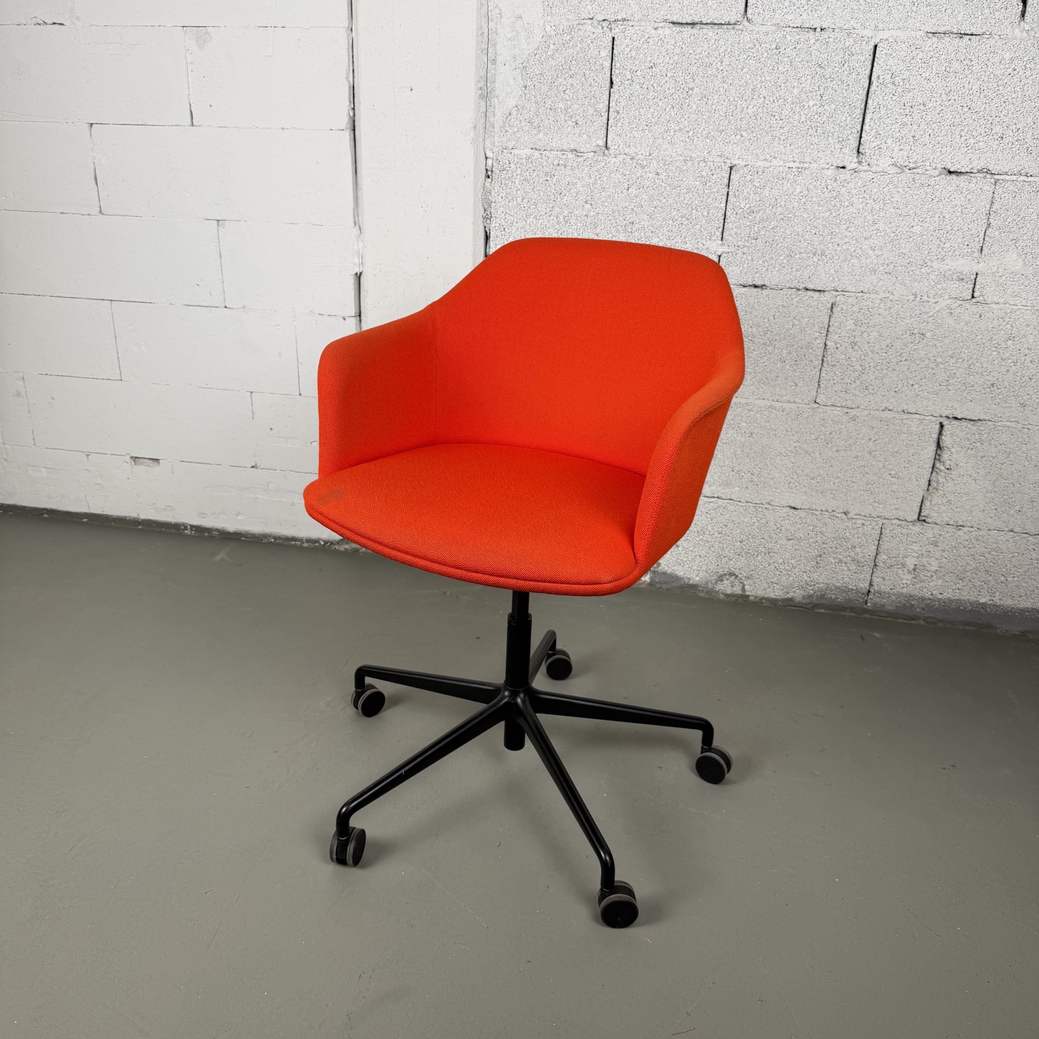 Rely HW56 Bürostuhl von &Tradition mit Bezug in Orange-Rot