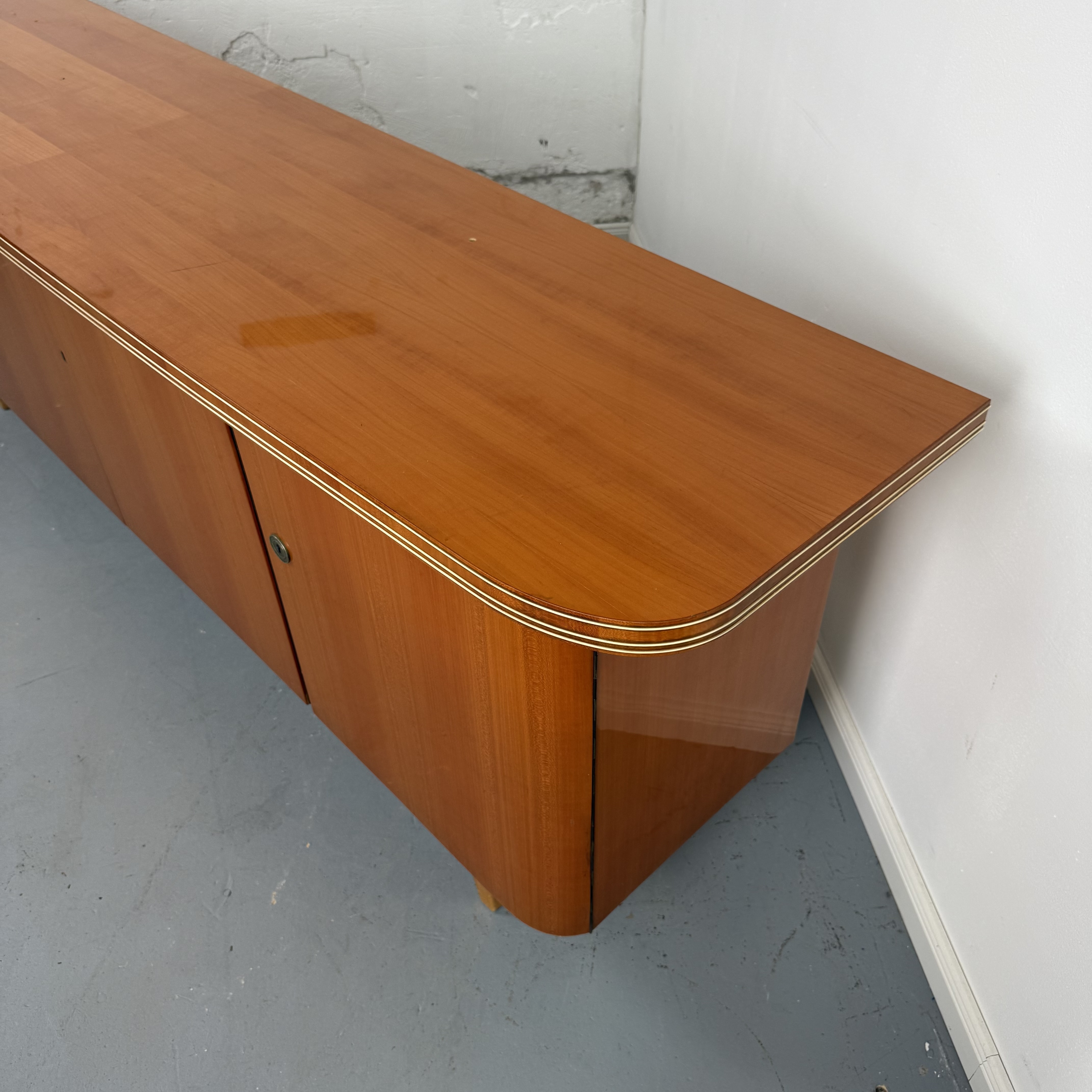 Charmantes 50er Jahre Sideboard mit feinen Details Charmantes 50er Jahre Sideboard mit feinen Details