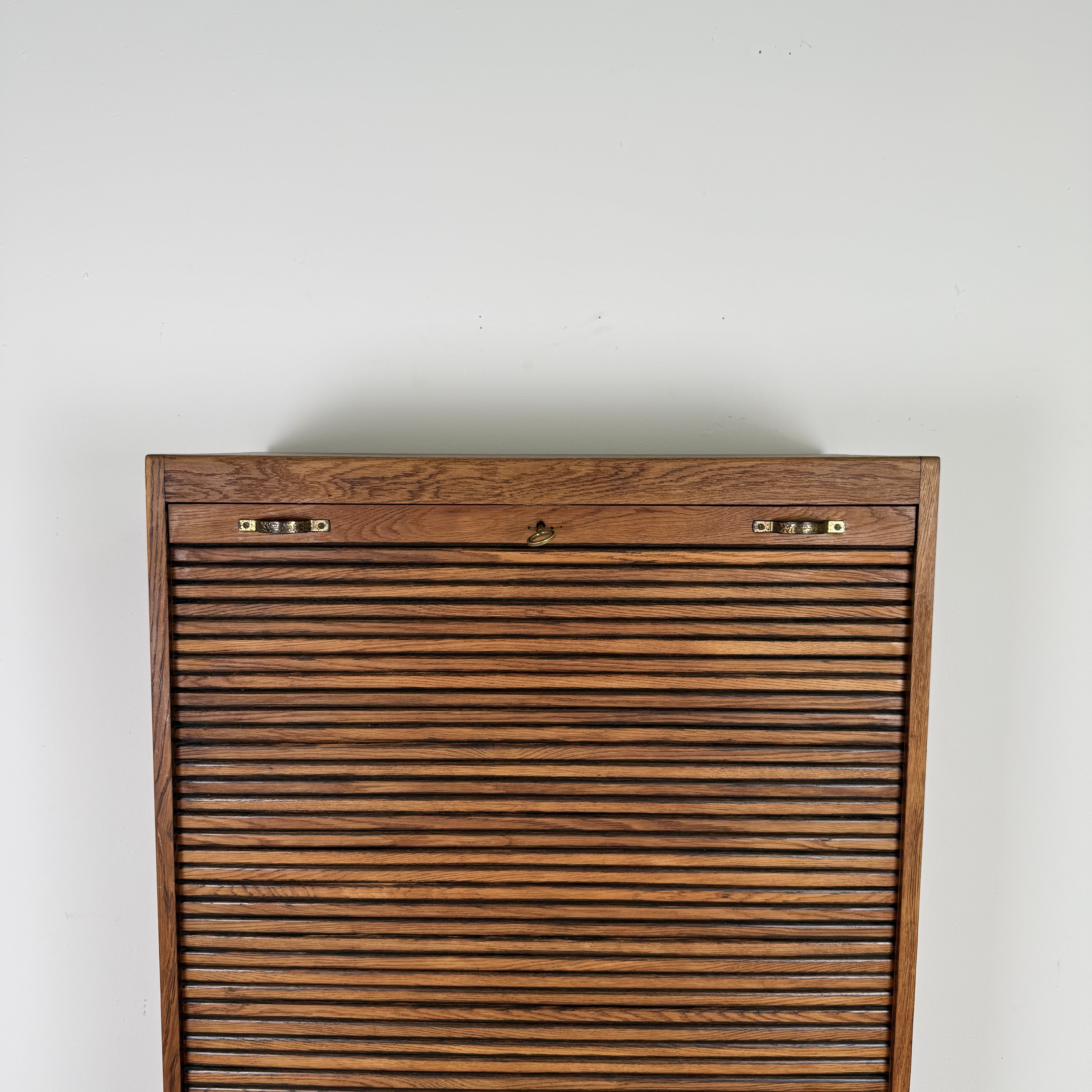 Eleganter Rollladenschrank im Art-Déco-Stil