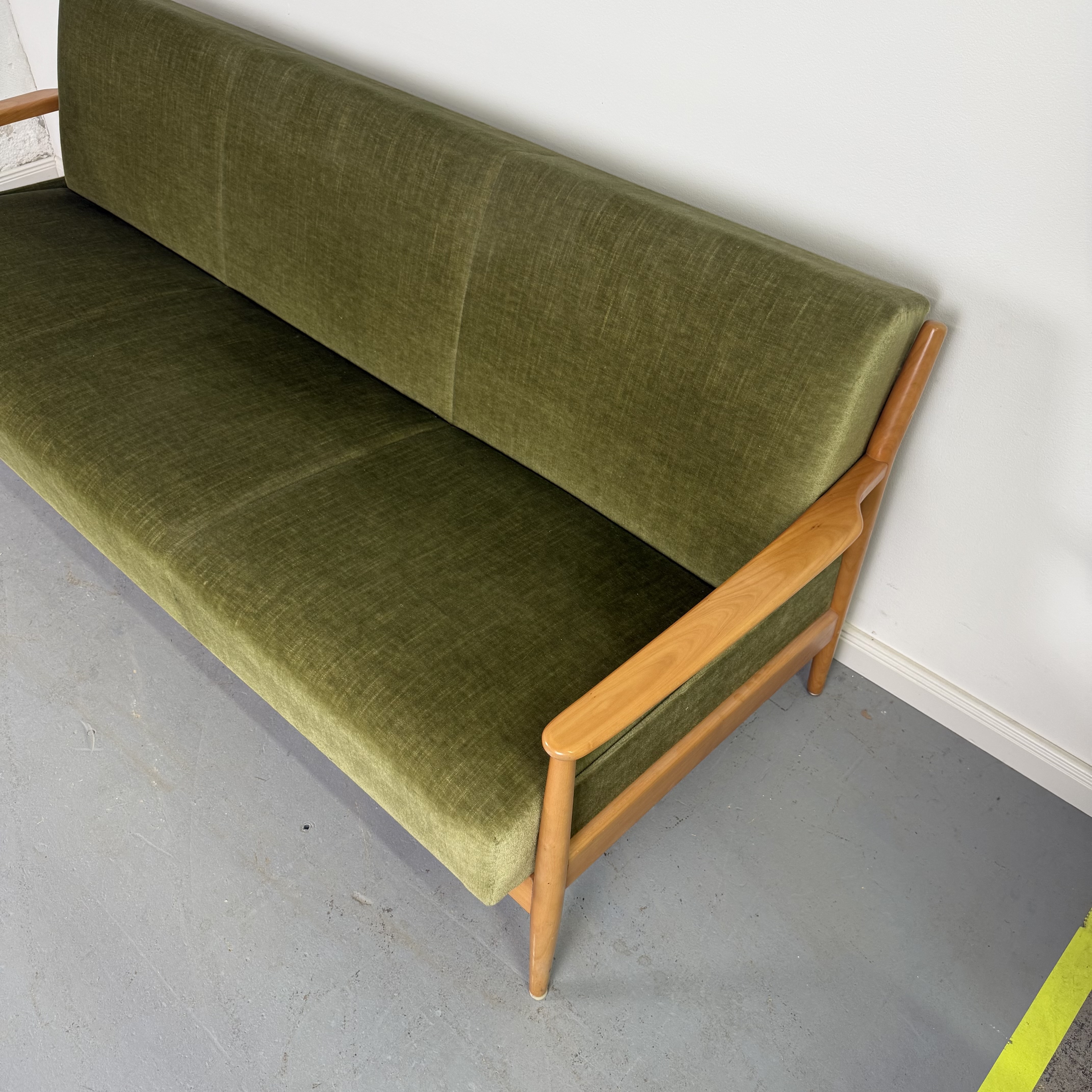 Wunderschöne grüne 60er Jahre Couch mit Aufklappfunktion Wunderschöne grüne 60er Jahre Couch mit Aufklappfunktion
