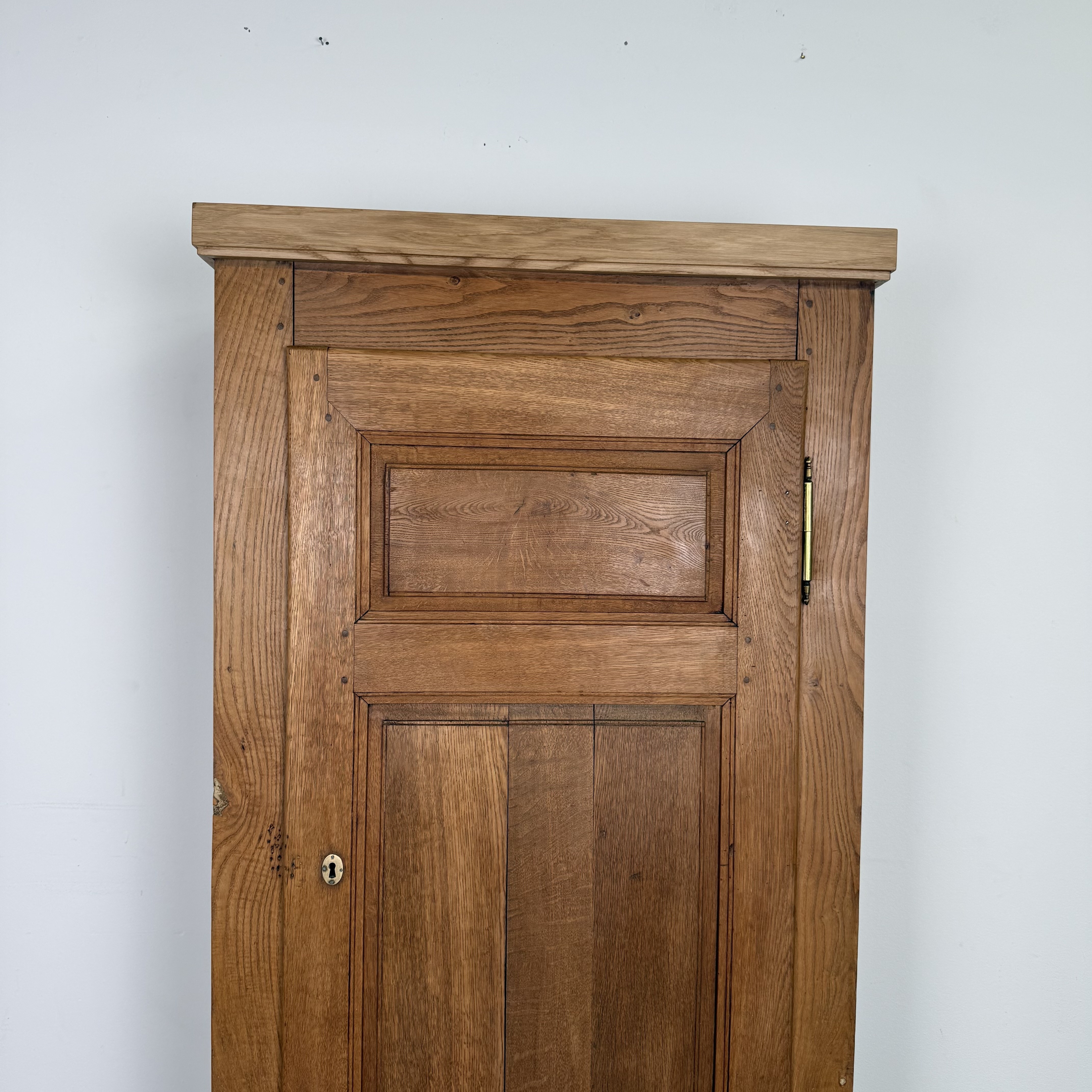 Besonderer kompakter Eichenschrank aus massivem Holz