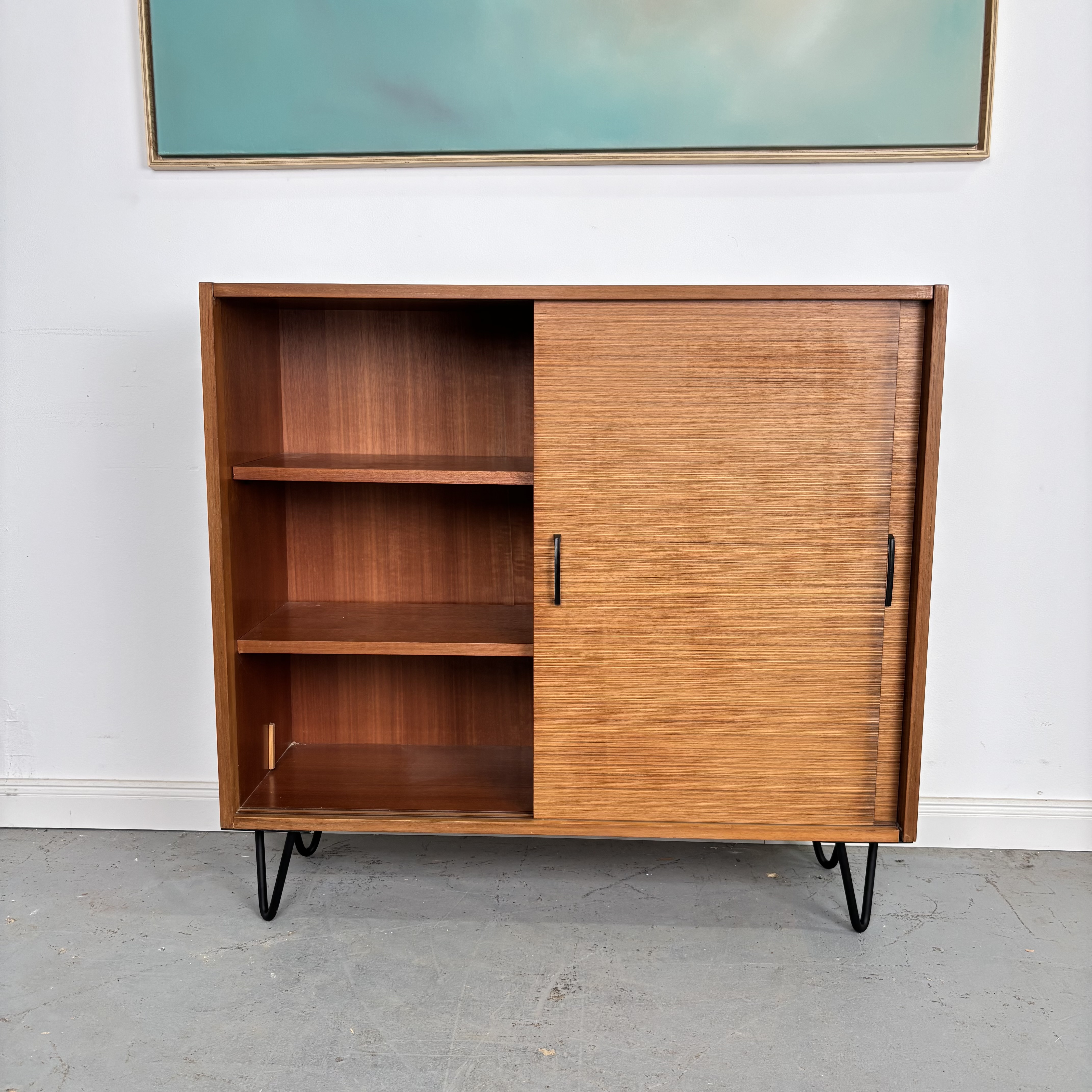 Mid-Century Kommode mit Schiebetüren und Hairpin-Beinen