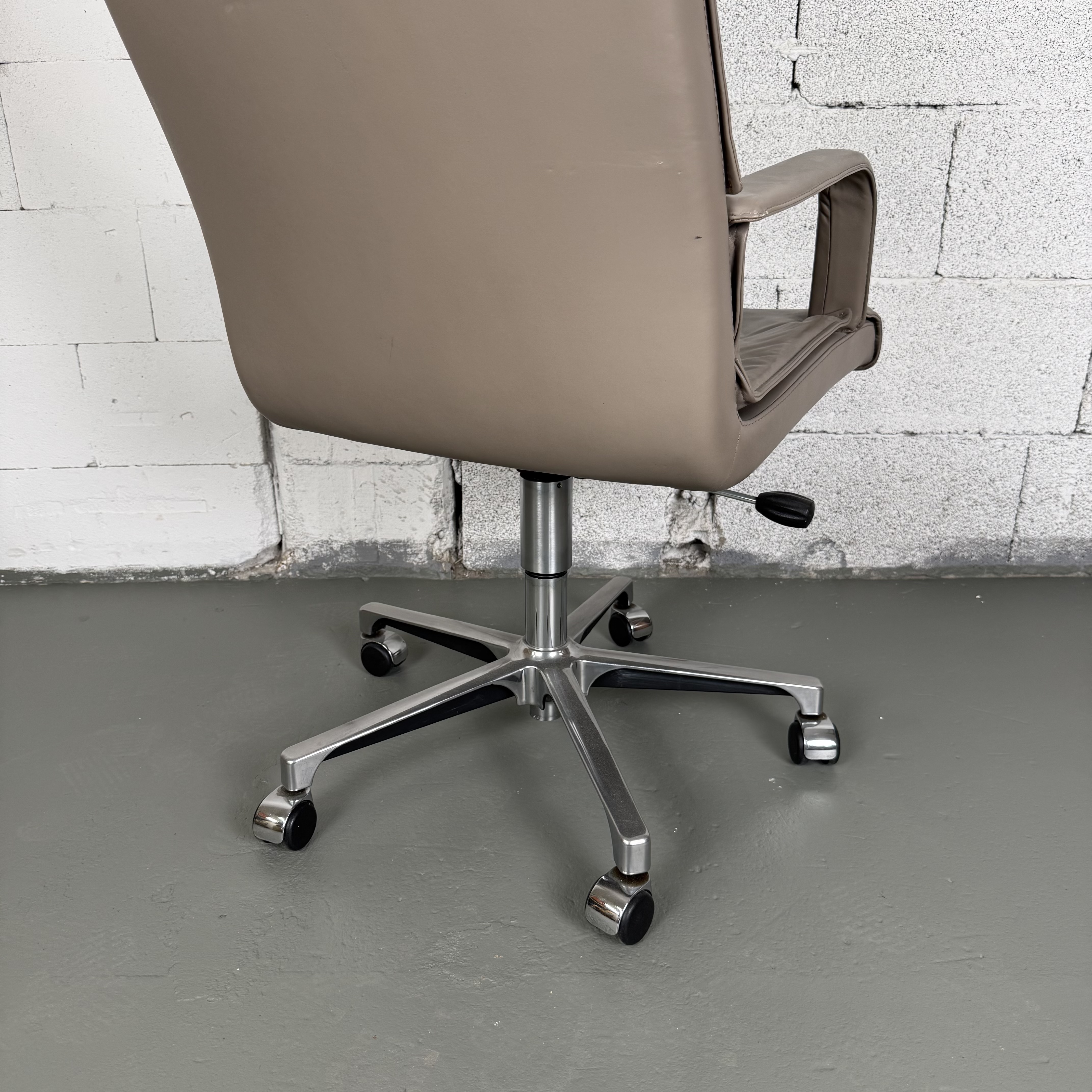 Bürodrehstuhl aus Leder