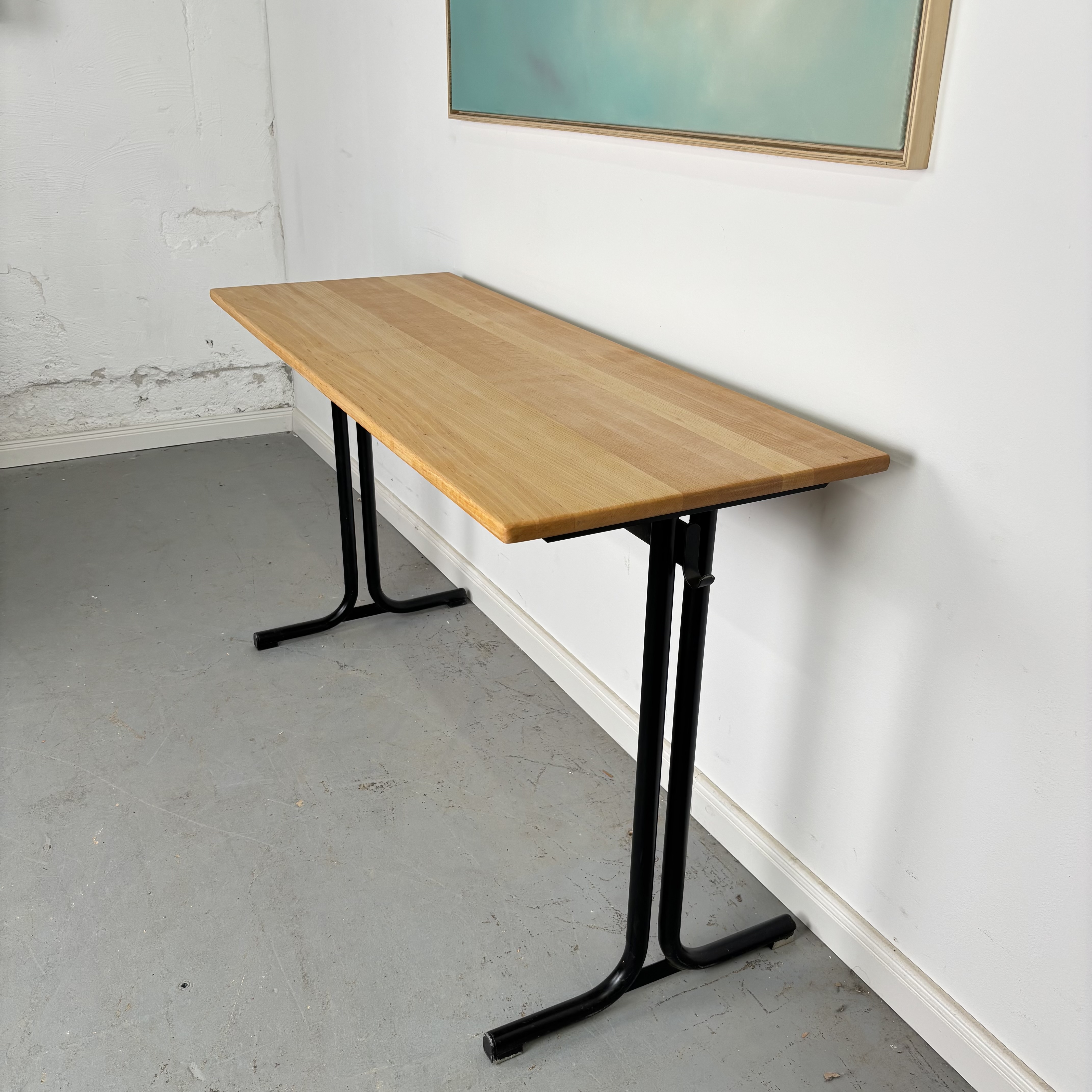 Schlichter Schreibtisch mit Holzplatte und Metallgestell