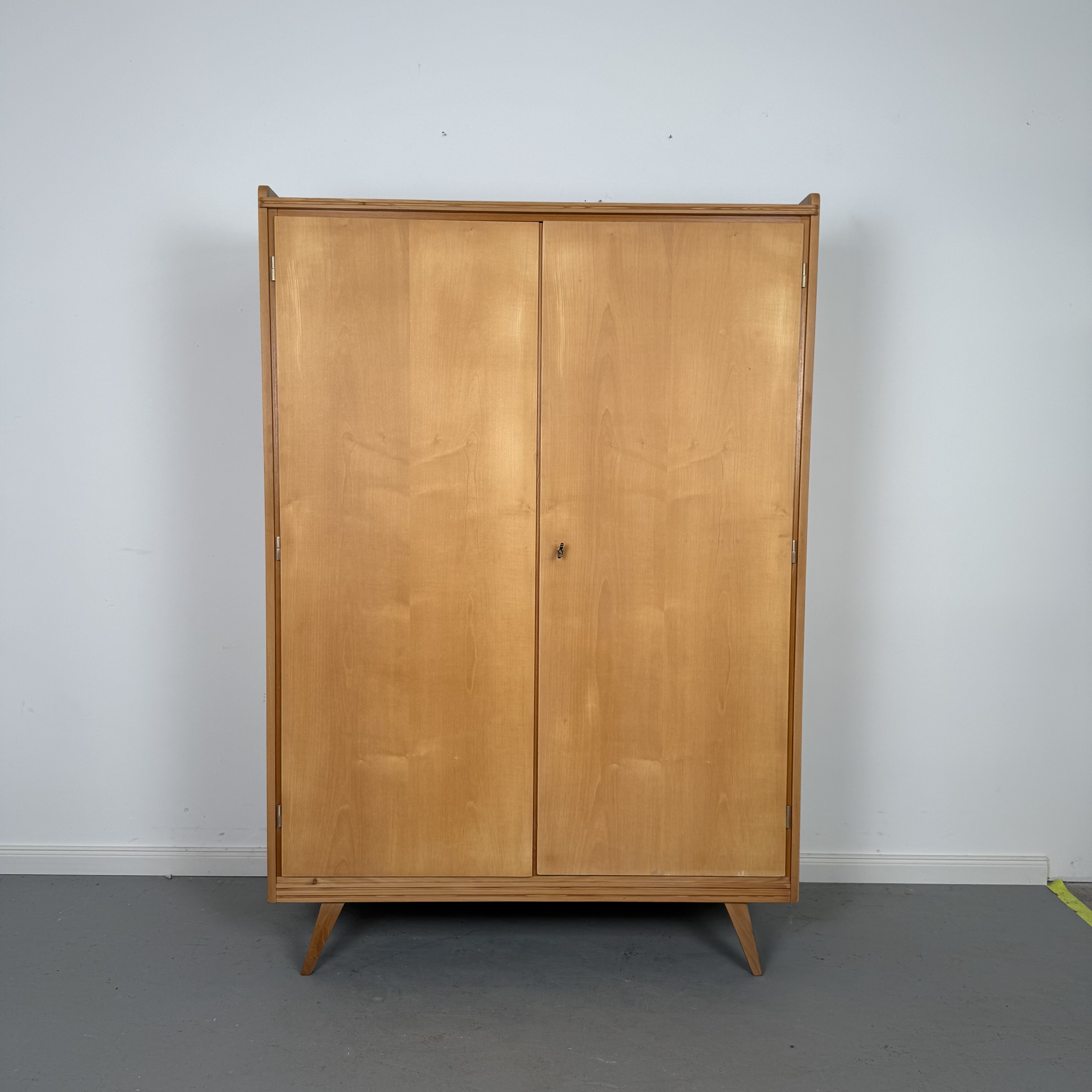 Kleiderschrank im 50er Jahre Stil mit schlichten Holzfronten