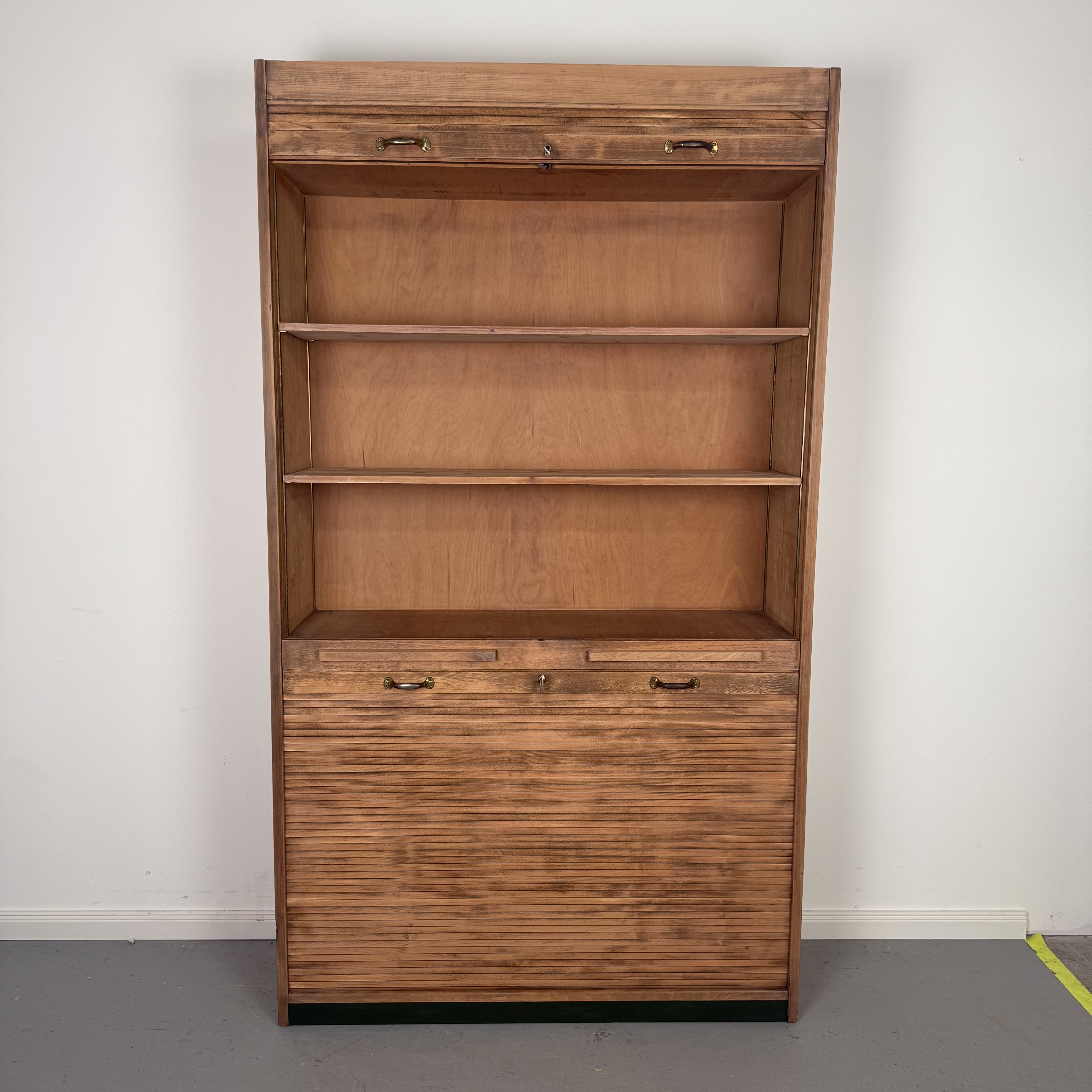 Großzügiger Rolladenschrank aus rustikaler Eiche