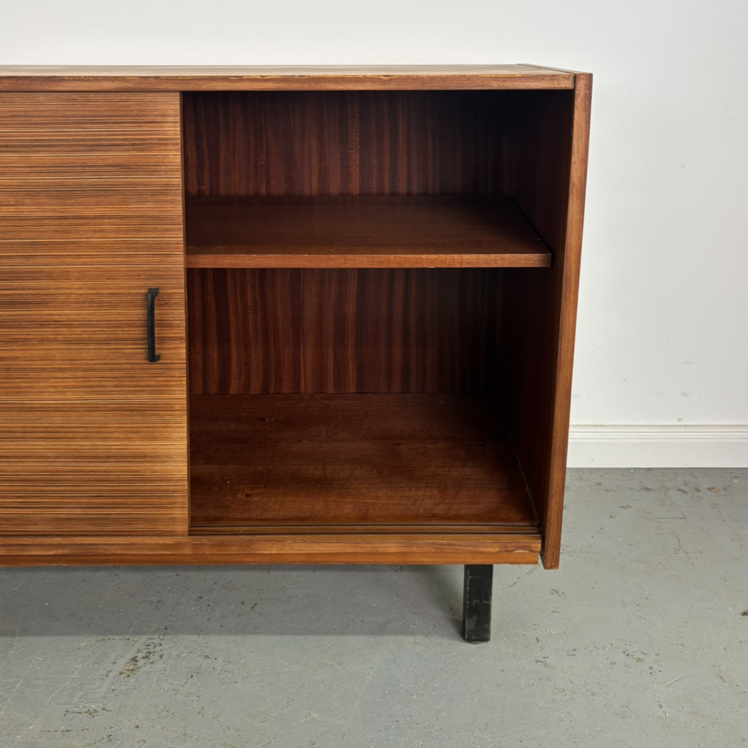 Zeitlose Schiebekommode aus den 60er-Jahren