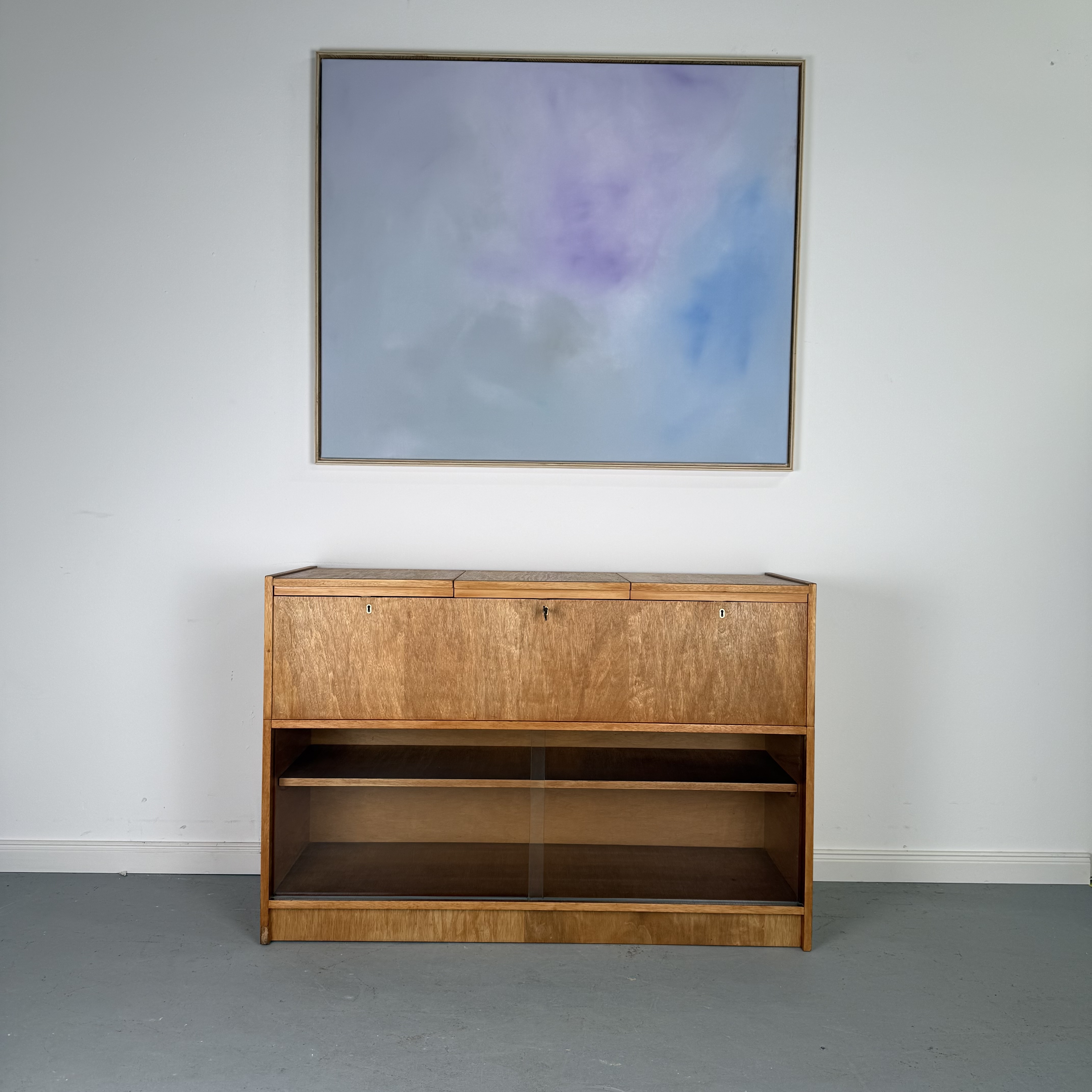 Vielseitiger Mid-Century Schrank mit Klappelementen und Vitrine