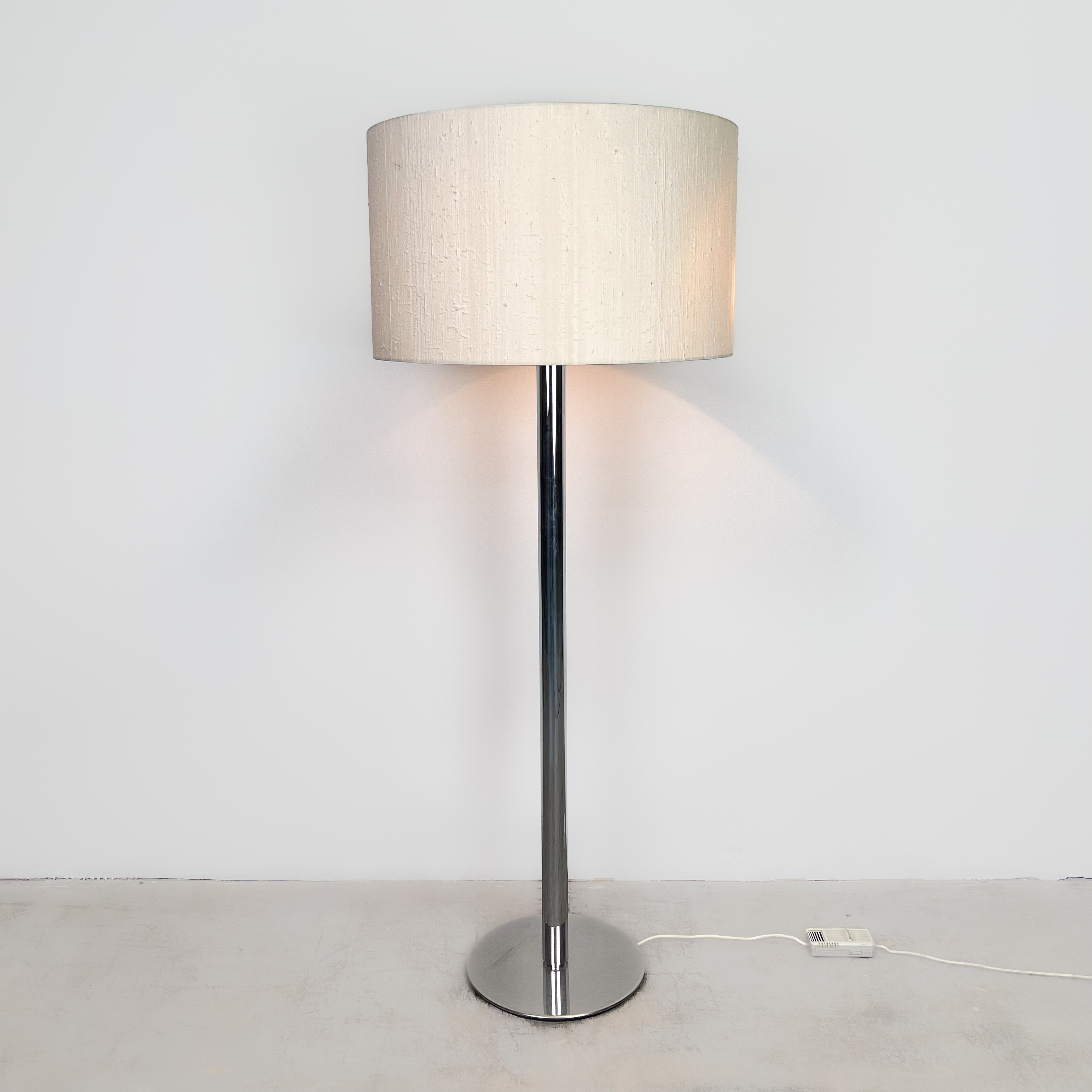 Stehlampe mit Chromfuß