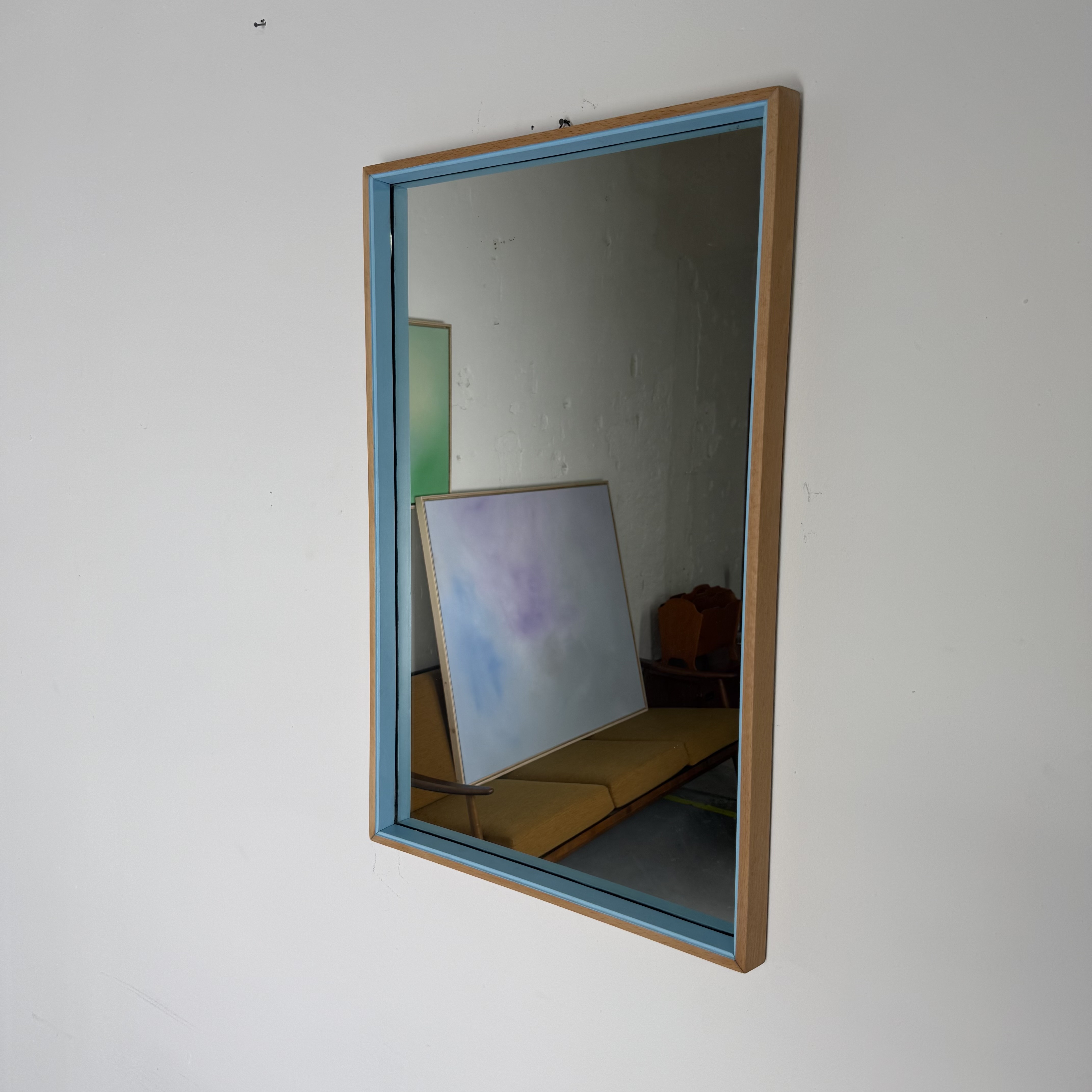 DIY Wandspiegel mit blau lackierter Innenkante